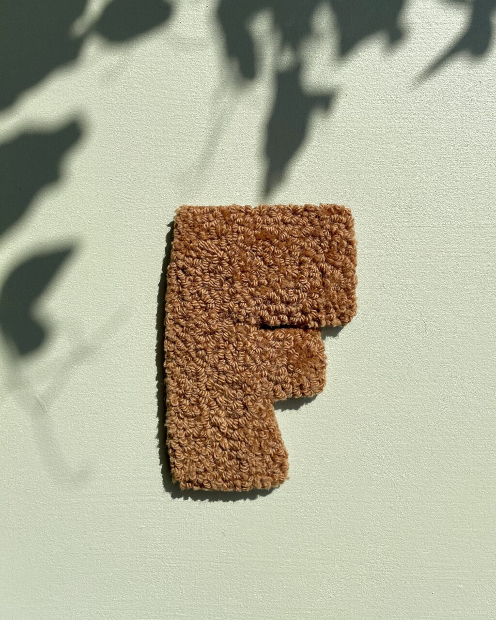 F - Tuftede bogstaver