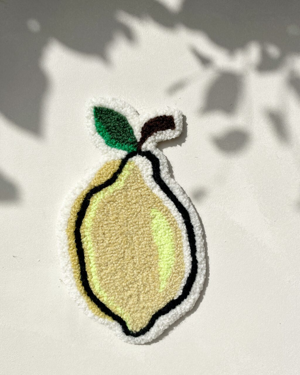 Tuftet vægophæng – Solgul citron med ekstra neonpift