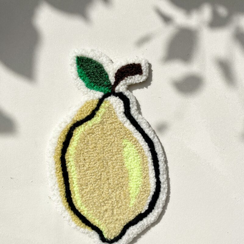 Tuftet vægophæng – Solgul citron med ekstra neonpift