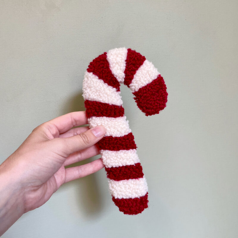 Håndlavet tuftet julestok med klassiske røde og hvide striber, perfekt til julepynt eller som gave.