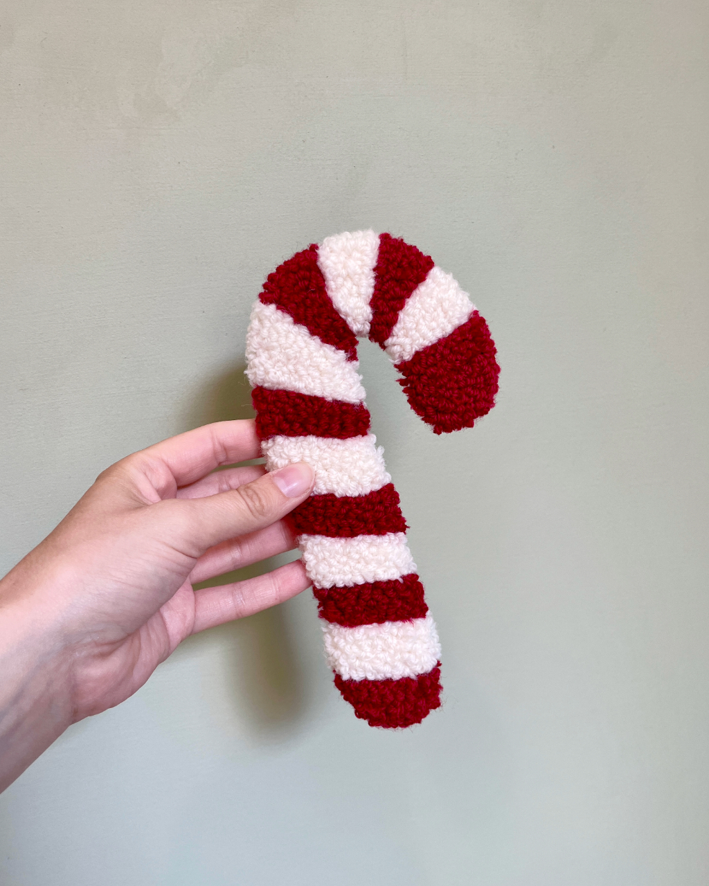 Håndlavet tuftet julestok med klassiske røde og hvide striber, perfekt til julepynt eller som gave.