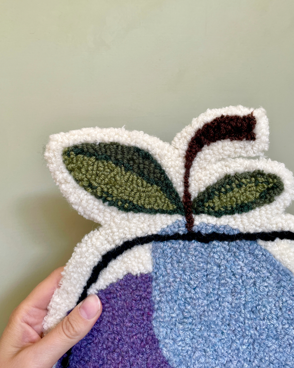 Tuftet vægophæng – Æble i blå og lilla nuancer - Billede 2