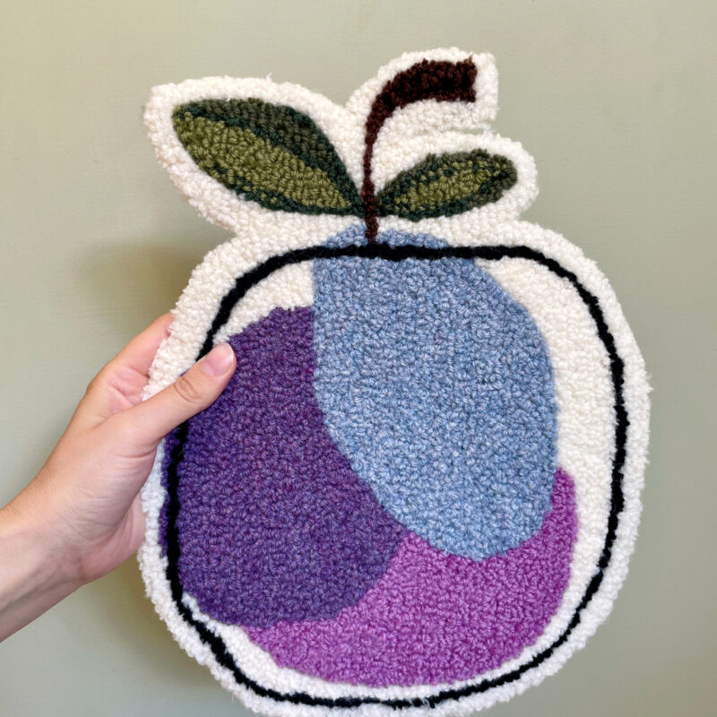 Tuftet vægophæng – Æble i blå og lilla nuancer