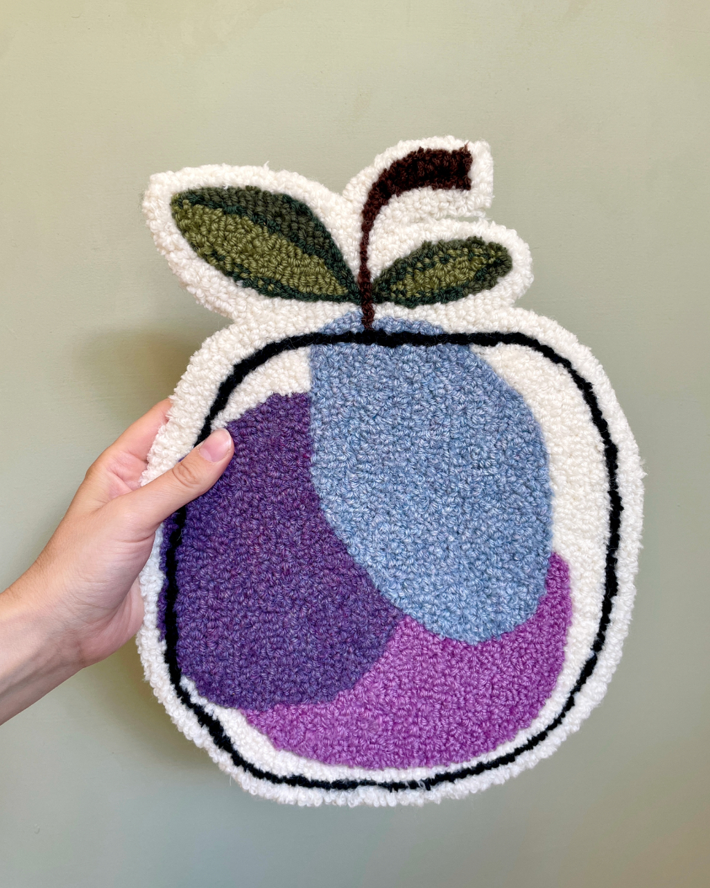 Tuftet vægophæng – Æble i blå og lilla nuancer